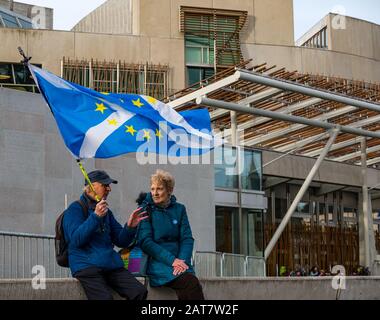 Holyrood, Edimburgo, Scozia, Regno Unito, 31st Gennaio 2020. I sostenitori dell’Unione europea anti-Brexit si radunano presso il parlamento scozzese per protestare contro la Brexit il giorno della Brexit battono bandiera dell’Unione europea Foto Stock