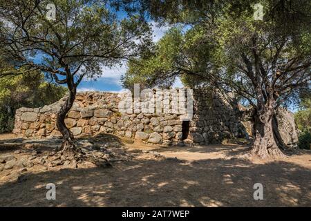 Nuraghe Albucciu, Età del Bronzo struttura megalitica, nei pressi di Arzachena, provincia di Sassari, Sardegna, Italia Foto Stock