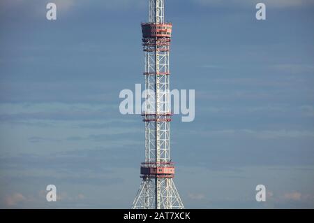 Kiev, Ucraina - 11 agosto 2019: Torre TV (antenna) del centro televisivo di Kiev (Kiev) primo piano. La più alta struttura prefabbricata sovietica Foto Stock