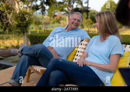 Felice senior coppia rilassante sulla terrazza Foto Stock