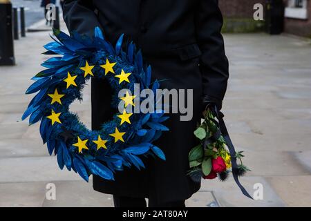 Londra, Regno Unito. 31st Gen 2020. Un uomo vestito come un undertaker a whitehall il giorno in cui il Regno Unito e l'Irlanda del Nord usciranno dall'Unione europea. Credito: Thabo Jaiyesimi/Alamy Live News Foto Stock