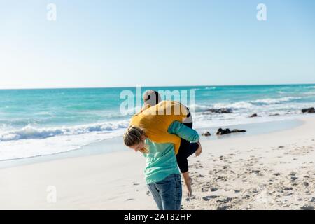 Matura per divertirsi in spiaggia Foto Stock