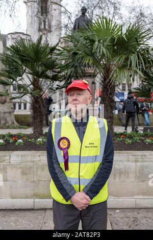 Londra, Regno Unito. 31 Gennaio 2020. Pro-Brexit e sostenitore dell'UKIP indossano una giacca gialla ad alta visibilità e una cappellino rosso da baseball 'Rendi l'America Grande Di Nuovo'. Foto Stock