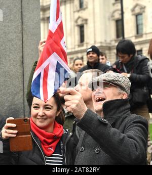 Londra UK 31st gennaio 2020 - i sostenitori della Brexit iniziano a celebrare in Parliament Square Londra mentre la Gran Bretagna si prepara a lasciare l'UE a 11pm più tardi questa sera 47 anni dopo l'adesione: Credit Simon Dack / Alamy Live News Foto Stock