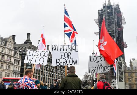 Londra UK 31st gennaio 2020 - i sostenitori della Brexit iniziano a celebrare in Parliament Square Londra mentre la Gran Bretagna si prepara a lasciare l'UE a 11pm più tardi questa sera 47 anni dopo l'adesione: Credit Simon Dack / Alamy Live News Foto Stock