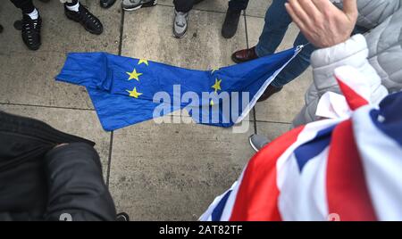 Londra UK 31st gennaio 2020 - i sostenitori della Brexit iniziano a celebrare e a timbrare una bandiera UE in Parliament Square Londra mentre la Gran Bretagna si prepara a lasciare l'UE a 11pm più tardi questa sera 47 anni dopo l'adesione: Credit Simon Dack / Alamy Live News Foto Stock