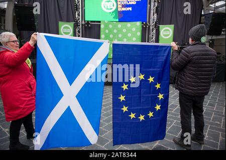 Glasgow, Regno Unito. 31st Gen 2020. Nella foto: Scene del lancio della campagna. Il giorno in cui il Regno Unito lascia l'Unione europea, i Verdi scozzesi si sono schierati per lanciare una nuova campagna Green Yes per la Scozia, affinché aderisca nuovamente all'Unione europea come nazione indipendente. Il co-leader dei Verdi scozzesi Patrick Harvie è affiancato dal parlamentare europeo Ska Keller, presidente del gruppo Verde al Parlamento europeo, che terrà un discorso. Credito: Colin Fisher/Alamy Live News Foto Stock