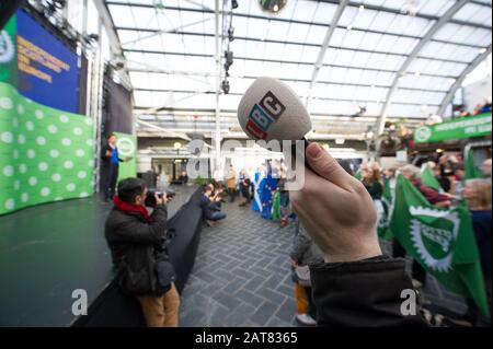 Glasgow, Regno Unito. 31st Gen 2020. Nella foto: Scene del lancio della campagna. Il giorno in cui il Regno Unito lascia l'Unione europea, i Verdi scozzesi si sono schierati per lanciare una nuova campagna Green Yes per la Scozia, affinché aderisca nuovamente all'Unione europea come nazione indipendente. Il co-leader dei Verdi scozzesi Patrick Harvie è affiancato dal parlamentare europeo Ska Keller, presidente del gruppo Verde al Parlamento europeo, che terrà un discorso. Credito: Colin Fisher/Alamy Live News Foto Stock