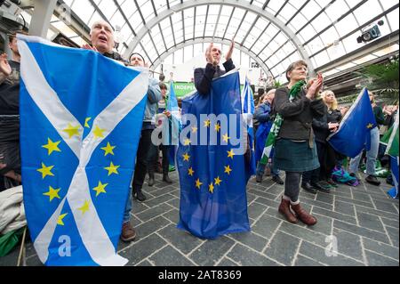 Glasgow, Regno Unito. 31st Gen 2020. Nella foto: Scene del lancio della campagna. Il giorno in cui il Regno Unito lascia l'Unione europea, i Verdi scozzesi si sono schierati per lanciare una nuova campagna Green Yes per la Scozia, affinché aderisca nuovamente all'Unione europea come nazione indipendente. Il co-leader dei Verdi scozzesi Patrick Harvie è affiancato dal parlamentare europeo Ska Keller, presidente del gruppo Verde al Parlamento europeo, che terrà un discorso. Credito: Colin Fisher/Alamy Live News Foto Stock