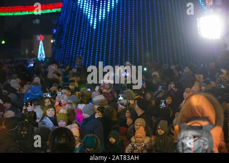 Bielorussia, la città di Gomil, 10 dicembre 2019. La vacanza di illuminazione del albero di Natale.UN sacco di gente vicino all'albero della città di Natale. Foto Stock