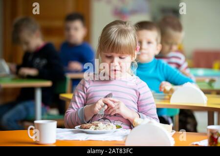 Bielorussia, la città di Gomil, 14 settembre 2017. Asilo Nido. Il bambino non vuole mangiare. Colazione all'asilo. Preschooler con una piastra Foto Stock