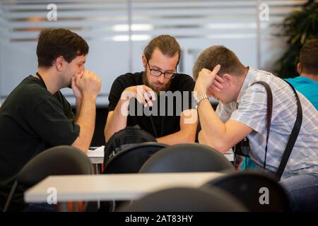 Bielorussia, la città di Minsk. Ufficio Programmatori. Gli uomini al tavolo stanno discutendo il progetto. Foto Stock