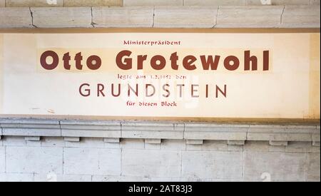 firma della cerimonia commemorativa della pietra angolare di otto grottewohl presso il complesso residenziale di karl-marx-allee Foto Stock