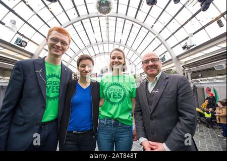 Glasgow, Regno Unito. 31 Gennaio 2020. Nella foto: (L-R) Ross Greer MSP; Ska Keller MEP - presidente del gruppo Verde al Parlamento europeo; Julia Bandel; Patrick Harvie MSP - Co leader del partito Verde Scozzese. Parlamentare ska Keller - presidente del gruppo Verde al Parlamento europeo. Il giorno in cui il Regno Unito lascia l'Unione europea, i Verdi scozzesi si sono schierati per lanciare una nuova campagna Green Yes per la Scozia, affinché aderisca nuovamente all'Unione europea come nazione indipendente. Il co-leader dei Verdi scozzesi Patrick Harvie è affiancato dal deputato europeo Ska Keller, presidente del gruppo Verde al Parlamento europeo, che w Foto Stock