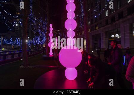 Luci invernali a Canary Wharf 2020, è il 6th anno delle luci. 26 installazioni luminose sparse per la zona di vari artisti di tutto il mondo. Foto Di Shish-Ka-Buoy Di Angus Muir Design Foto Stock