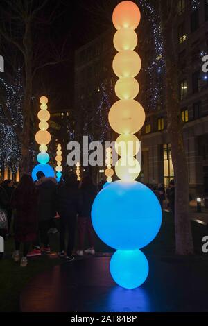 Luci invernali a Canary Wharf 2020, è il 6th anno delle luci. 26 installazioni luminose sparse per la zona di vari artisti di tutto il mondo. Foto Di Shish-Ka-Buoy Di Angus Muir Design Foto Stock