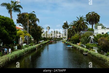 Venice California Canal Con Una Prospettiva A Un Punto Che Mostra Palme E Costosi Immobili. Mostra un colpo dritto lungo un canale. Foto Stock