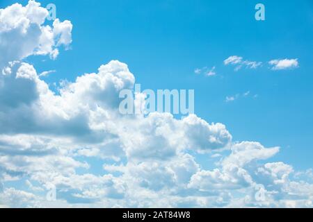 Il cielo blu con nuvole. Natura astratta sfondo cielo. Vista aerea. Sky texture, la natura astratta sfondo Foto Stock