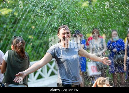 Russia, Mosca, 27.07.2019. Parco della cultura e del riposo. Le donne bagnano nella fontana Foto Stock