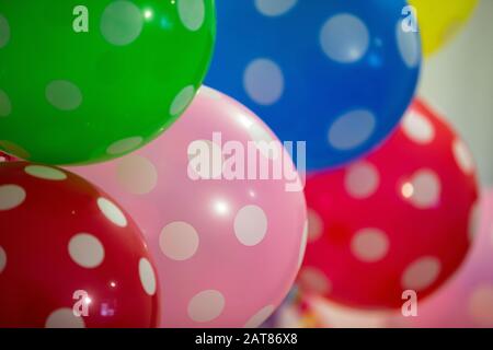 Sfondo gonfiabili palloncini colorati con pois polka Foto Stock