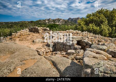 Ponte sul tetto all'Albucciu Nuraghe, struttura megalitica dell'età del bronzo, vicino ad Arzachena, provincia di Sassari, Sardegna, Italia Foto Stock