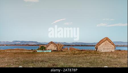 Storico villaggio di pescatori con la Étang de Canet-Saint-Nazaire e il monte Canigou a Canet-en-Roussillon Francia Foto Stock