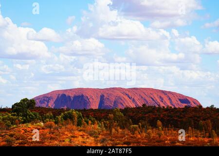 Uluru, conosciuto anche come Ayers Rock, da una breve distanza. Parco Nazionale Di Ulure Kata-Tjuta, Territorio Del Nord, Australia, Oceania, Emisfero Sud. Foto Stock