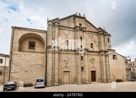 Cattedrale di San Pietro, facciata quattrocentesca della Cattedrale di San Pietro, Piazza San Pietro in comune di Tempio Pausania, provincia di Sassari, Sardegna, Italia Foto Stock