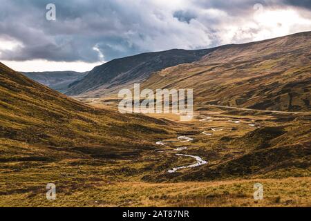 Pomeriggio d'autunno nella pittoresca Glen Shee, Perthshire, Scozia. Foto Stock