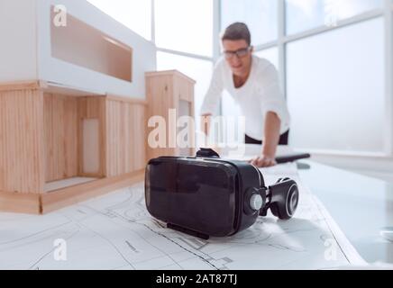 Casco di realtà virtuale e ciò sulla tavola del design Studio Foto Stock