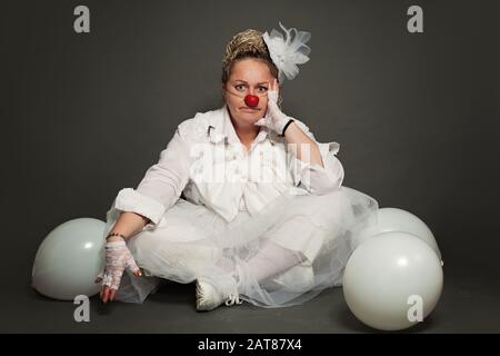 Ritratto di donna clown. Attrice performance al lavoro, Personaggio clown bianco Foto Stock