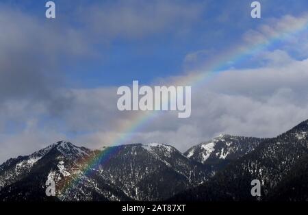 Garmisch Partenkirchen, Germania. 31st Gen 2020. Un arcobaleno può essere visto sopra la cima del Ziegspitz Hohe. Credito: Angelika Warmuth/Dpa/Alamy Live News Foto Stock