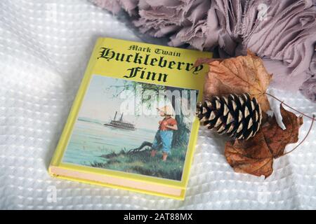 Mark Twain Huckleberry Finn libro hardback copertina stile instagram Foto Stock