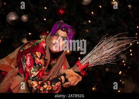 Baba Yaga con una scopa sullo sfondo del Natale tree.Russian strega. Foto Stock