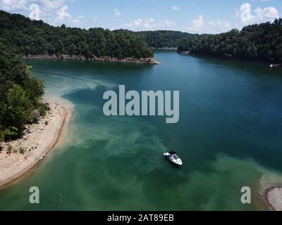 Motoscafo sul lago Cumberland aereo di droni Kentucky USA Foto Stock