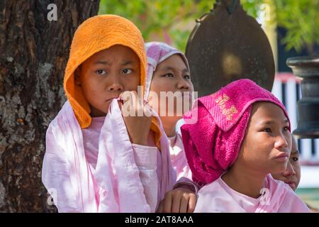 Le giovani suore novizie si affacciano alla televisione di Aung Myae Oo Monastic Free Education School, Sagaing, Mandalay, Myanmar (Birmania), Asia a febbraio Foto Stock