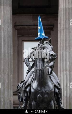 Glasgow, Scozia, Regno Unito. 31st Gen 2020. La statua del Duca di Wellington, famosa per aver indossato un cono di traffico arancione in testa, ha un rifacimento dell'UE il giorno della Brexit a Glasgow, Scozia credito: Kay Roxby/Alamy Live News Foto Stock