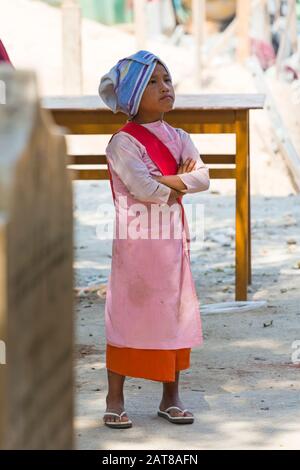 Giovane Novizio Nun Alla Aung Myae Oo Monastica Free Education School, Sagaing, Mandalay, Myanmar (Birmania), Asia Nel Mese Di Febbraio Foto Stock