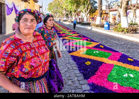 Antigua, Guatemala - 14 aprile 2019: Tappeto di processione da maya Ladies & Palm Sunday, patrimonio dell'umanità dell'UNESCO, con le famose celebrazioni della settimana Santa. Foto Stock