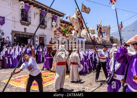 Antigua, Guatemala - 14 aprile 2019: Processione della Domenica delle Palme nel sito Patrimonio dell'Umanità dell'UNESCO con le famose celebrazioni della settimana Santa. Foto Stock