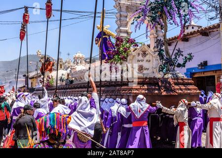Antigua, Guatemala - 14 aprile 2019: Processione della Domenica delle Palme nel sito Patrimonio dell'Umanità dell'UNESCO con le famose celebrazioni della settimana Santa. Foto Stock