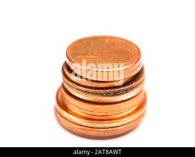 Moneta piccole monete su sfondo bianco con posto per il testo. Euro. Cent. Affari. Posto gratuito. Immagine di sfondo. Foto Stock