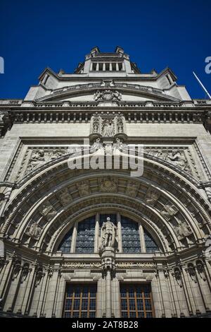 Londra, REGNO UNITO - 09 aprile 2019: Un colpo verticale di basso angolo di Victoria and Albert Museum a Knightsbridge, Regno Unito Foto Stock