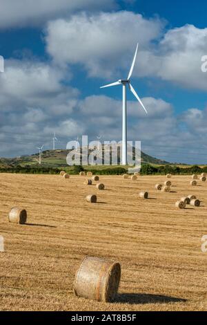 Turbine eoliche su campi nei pressi del paese di Tergu, nei pressi di Castelsardo, Anglona, provincia di Sassari, Sardegna, Italia Foto Stock