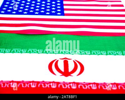 Bandiera USA e Iran su sfondo bianco. Inserire il testo. Posto gratuito. Modello. Foto Stock