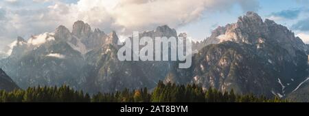 Catena montuosa con foresta nelle Dolomiti italiane. Foto Stock