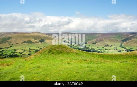 Vista da MamTor verso Kinder Scout nel Peak District nel Derbyshire, Inghilterra Foto Stock