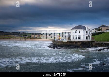 Sala da ballo Arcadia e caffè sulla spiaggia conosciuta come East Strand a Portrush sulla costa Antrim dell'Irlanda del Nord. Foto Stock