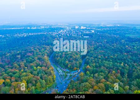 Paesaggio urbano della città di Stoccarda in un giorno di nebbia, Germania. Foto Stock