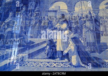 Piastrelle smaltate blu e bianco Azulejos, un primo piano di un mosaico tradizionale raffigurante un evento storico. Stazione Ferroviaria Di Porto, Foto Stock